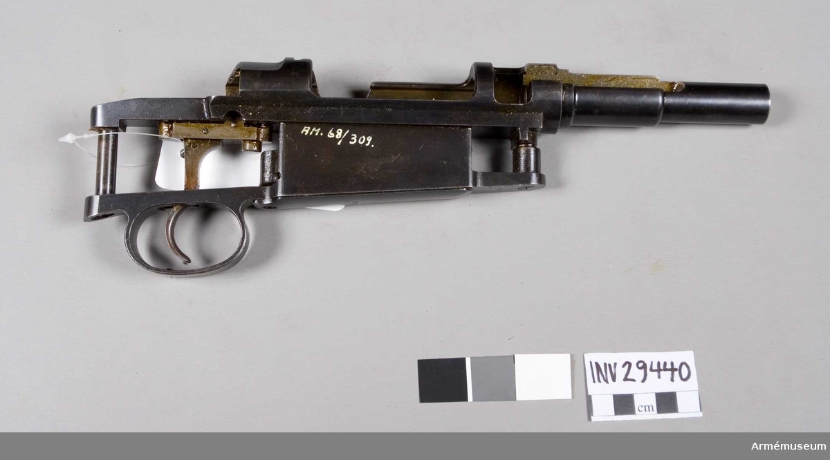 Grupp E II.
Mekanism till karbin m/1894 Mauser. Genombruten.