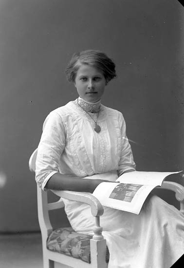 Enligt fotografens journal nr 2 1909-1915: "Hermansson, Gunhild Kollungeröd Här".