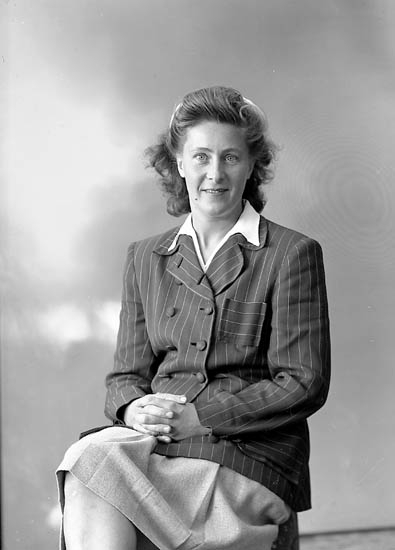 Enligt fotografens journal nr 7 1944-1950: "Sandberg, Fru Alma Stenungsund".