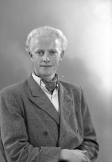 Enligt fotografens journal nr 7 1944-1950: "Johansson, Herr Sven adr. Ryde Stenungsund".