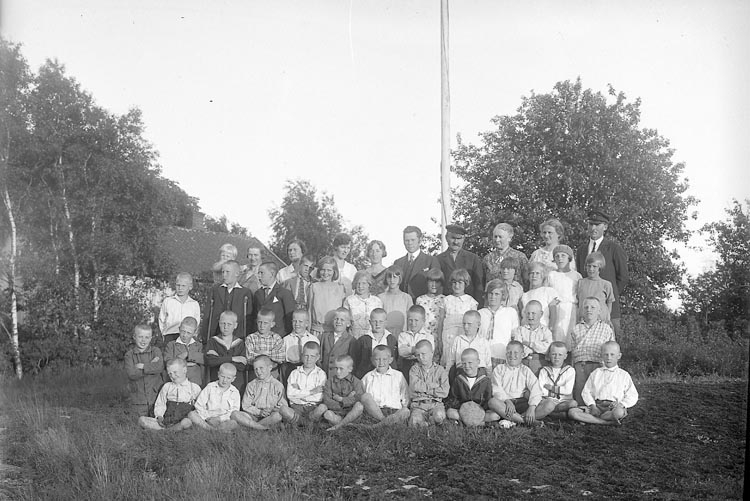 Enligt fotografens journal nr 5 1923-1929: "Barnkolonien, Magister Tillas, Uppegård gr. barnen".