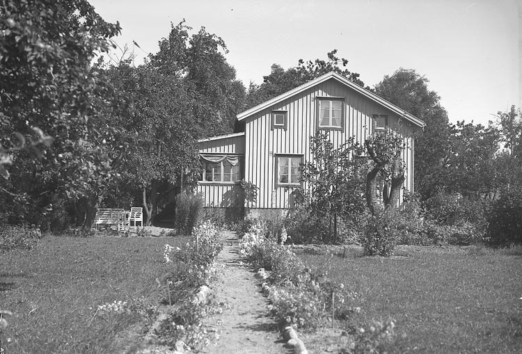 Enligt fotografens journal nr 6 1930-1943: "Ervads, Ingeniör (Villa) Stenungsund".