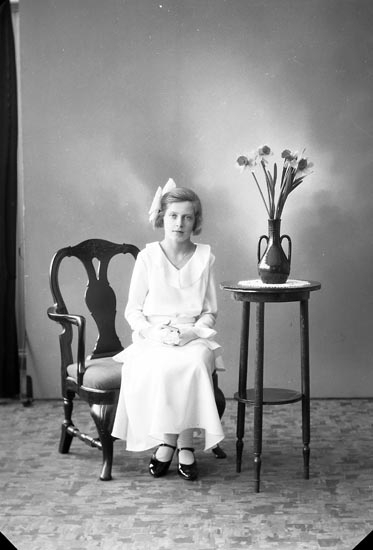 Enligt fotografens journal nr 6 1930-1943: "Alexandersson, Greta Här".