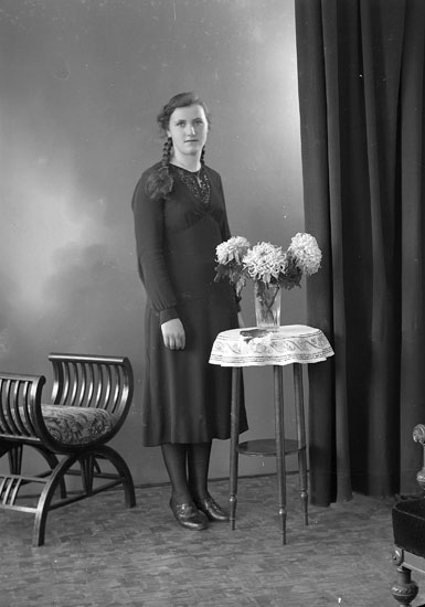 Enligt fotografens journal nr 6 1930-1943: "Olsson, Ingeborg Höviksnäs".