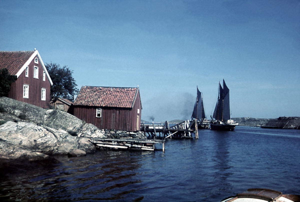 Enligt noteringar: 70 st. ramade dia. + 5 st. burkar med oramade dia. Båtar, Varv, Hav, Människor.

Film nr. 129

Kalvsund. Skonaren "Marion" t.h.