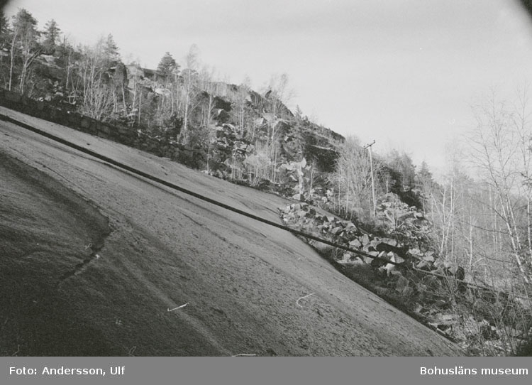 Bohusläns samhälls- och näringsliv. 2. STENINDUSTRIN.
Film: 8

Text som medföljde bilden: "Detaljbilder: Käringhultet. April -77."
