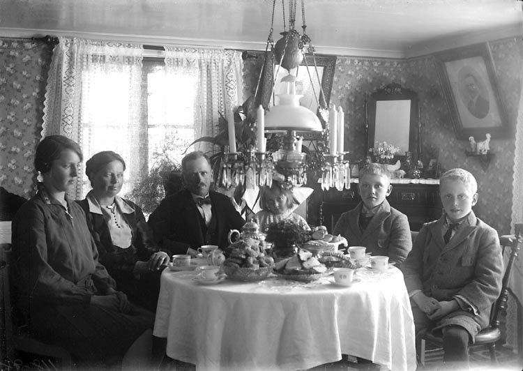Enligt noteringar: "12 juni 1928. Stationsmästare (MAB) Karl Sahlin, Frötorp, med familj. 
Från vänster: Signe, mor och far, liten syster, Ragnar och Einar. 
Signe är änka efter Johan Baatz och bor i föräldrahemmet." (BJ)