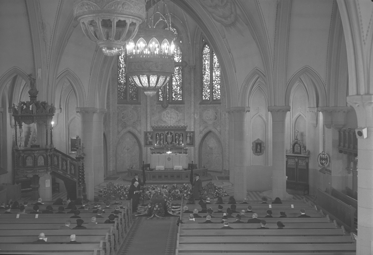 Text till bilden: "Fru Elise Johanssons begravning. 1952.03.23"










i