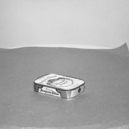Text till bilden: "Lysekil. Katalogfotografering. AB Lysekils konservfabrik. Burkar. 1957"