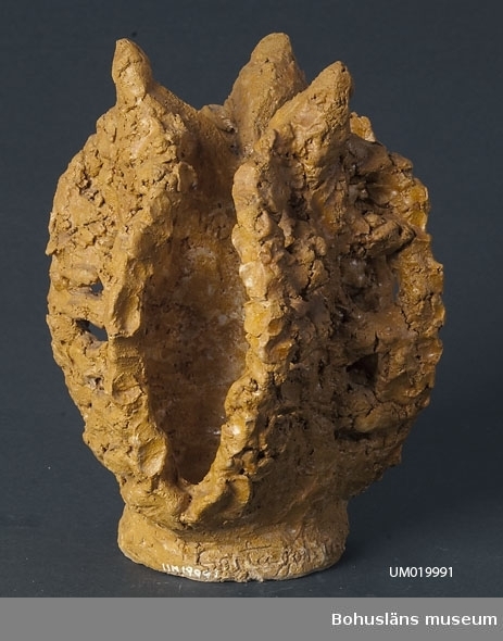 Skulptur "Fröhus tulpan", med gul glasyr.
Kompletterande upplysningar se UM019982