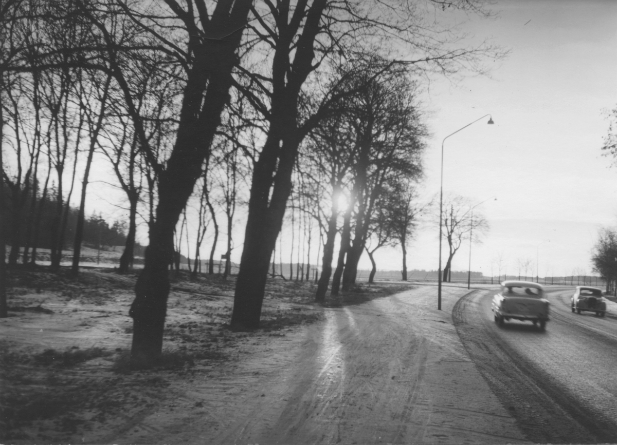 Enköping, lasarettsområdet innan utbyggnaden, mot sydväst, med Kungsgatan som riksväg 11. April 1957