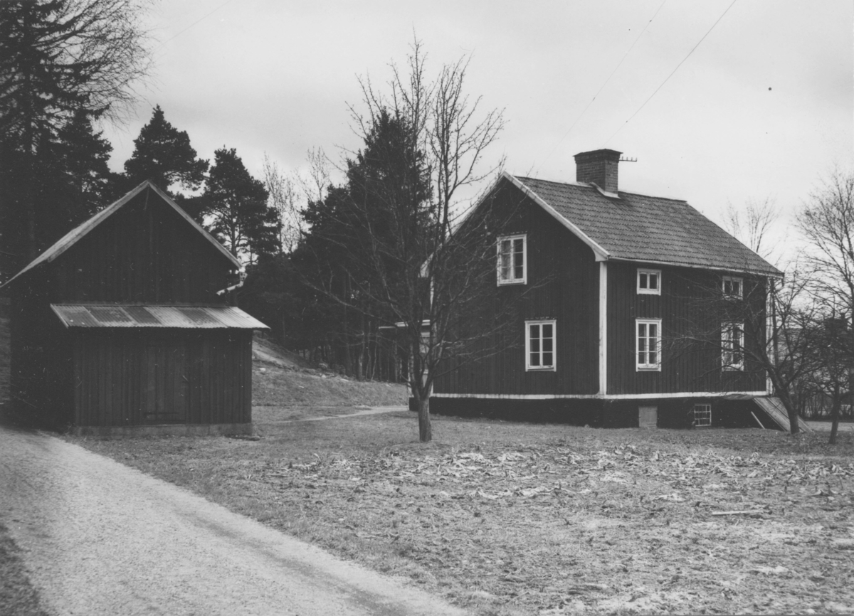 Enköping, "Ringgårdarna", stadsägan 118 vid Bergsgatan, uthus och boningshus, mot söder, april 1957
