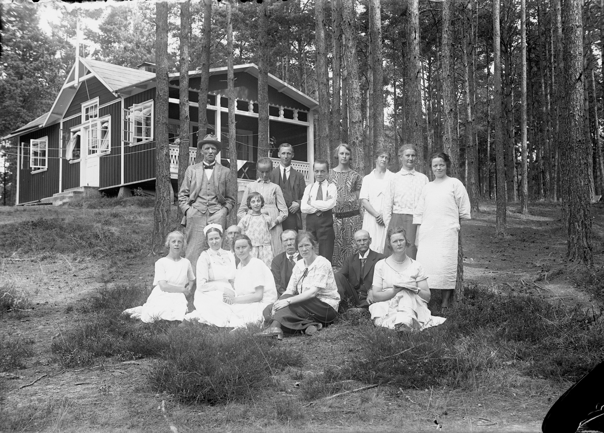 Lungsjuka vid föreningen Majblommans dagsanatorium i Ljungarumsskogen i Jönköping. Med på bilden är bland annat Lars-Uno Isaksson, Bankeryd och Märta Johansson (flickan i mitten).