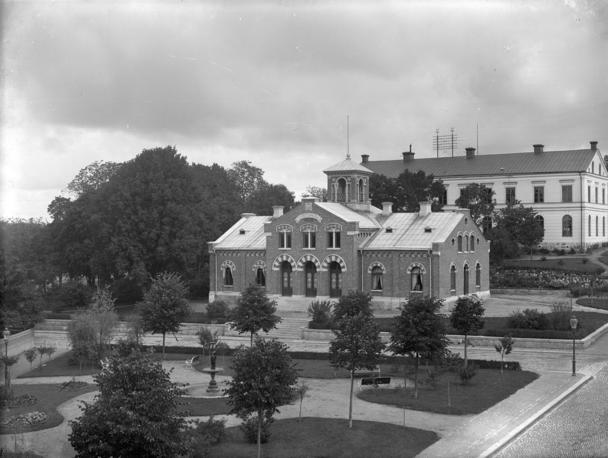 Trekanten (Afzelii plan), tingshuset och läroverket/realskolan, Kyrkogatan, Enköping, vy från söder, ca 1905