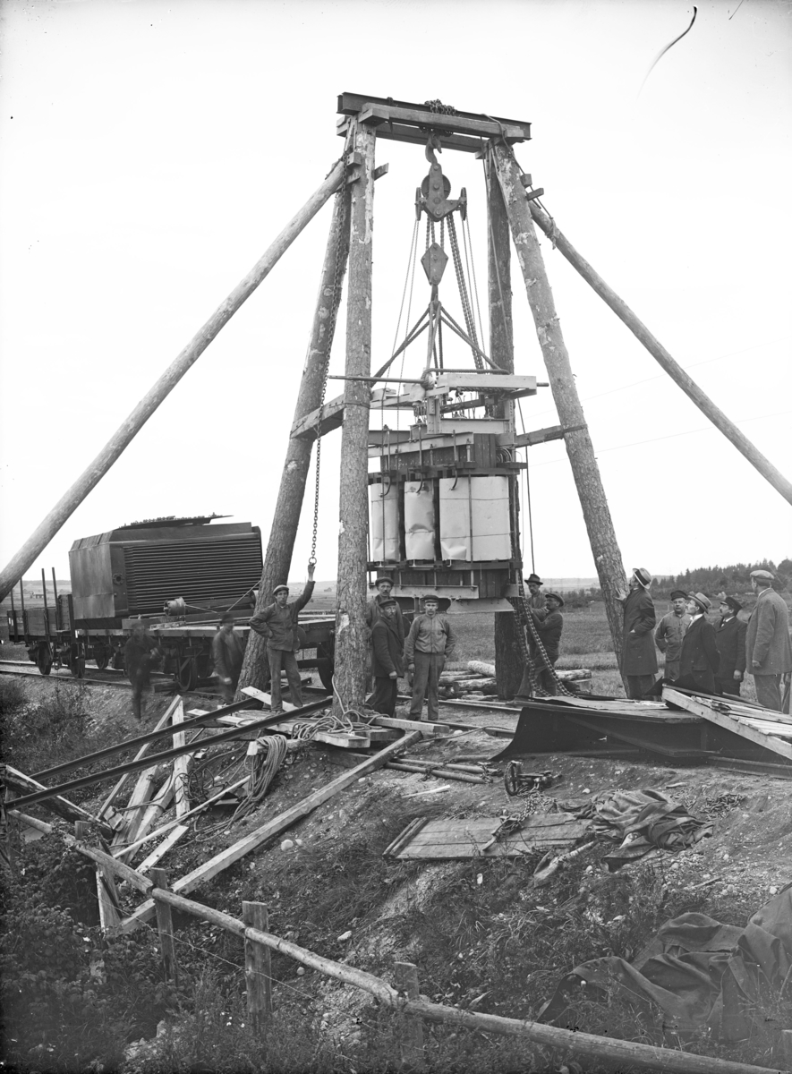 Omlastning av transformator till Enköpings kraftstation, 29 augusti 1915. Troligen hamnspåret, ungefär i höjd med nuvarande Torggatan, Enköping.
