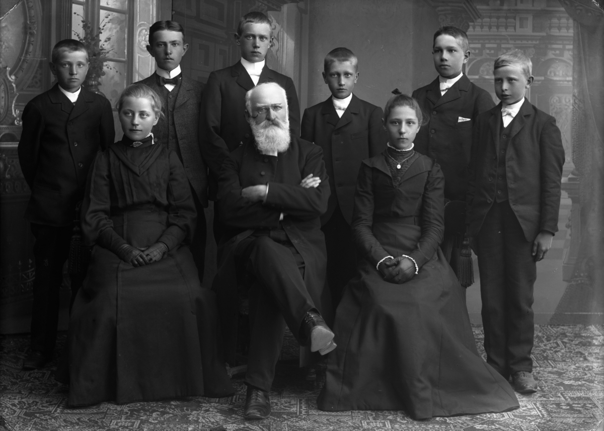 Konfirmandgrupp från Sparrsätra, Uppland, sannolikt juni 1906. I mitten kyrkoherde Anders Johan Norberg (1843-1914).