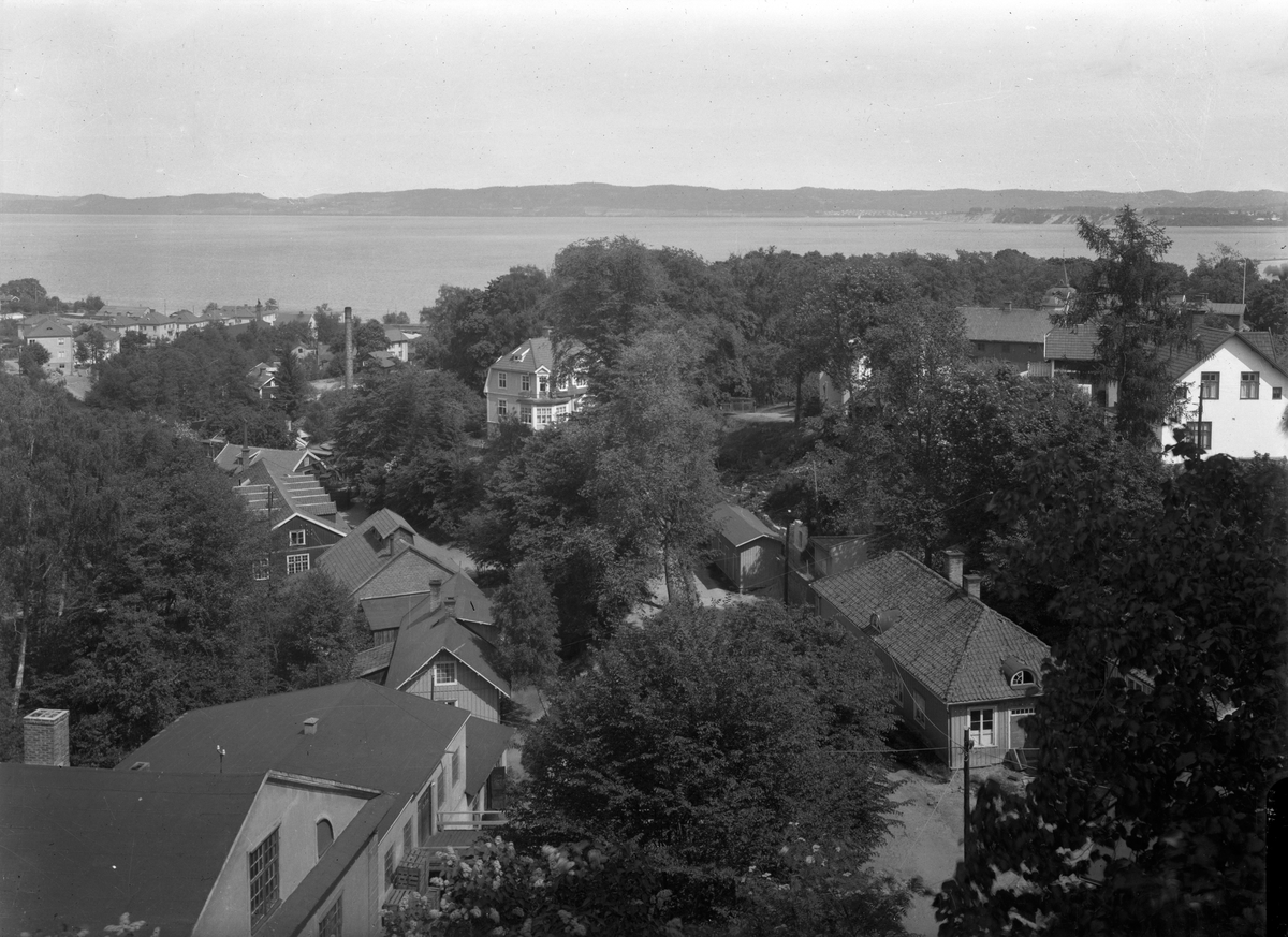 Vy över Dunkehallaravinens bebyggelse i Jönköping med Vättern i bakgrunden.