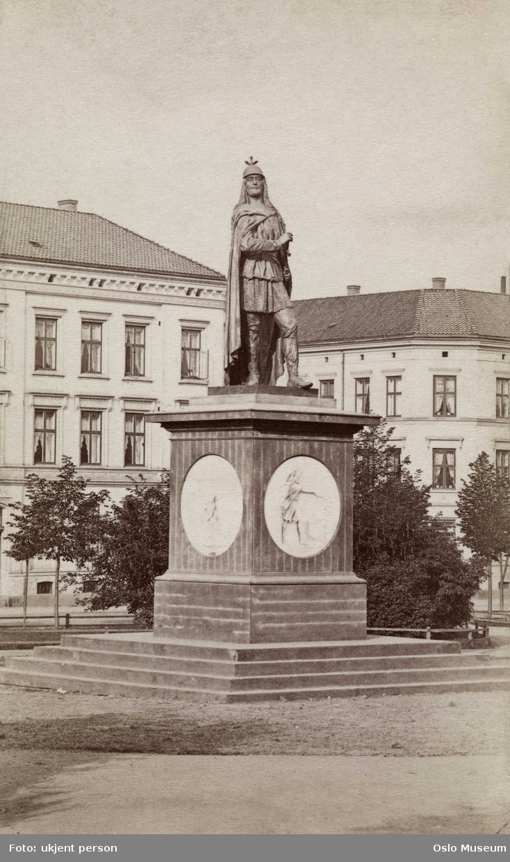 Harald-statuen, portrettstatue, bygårder