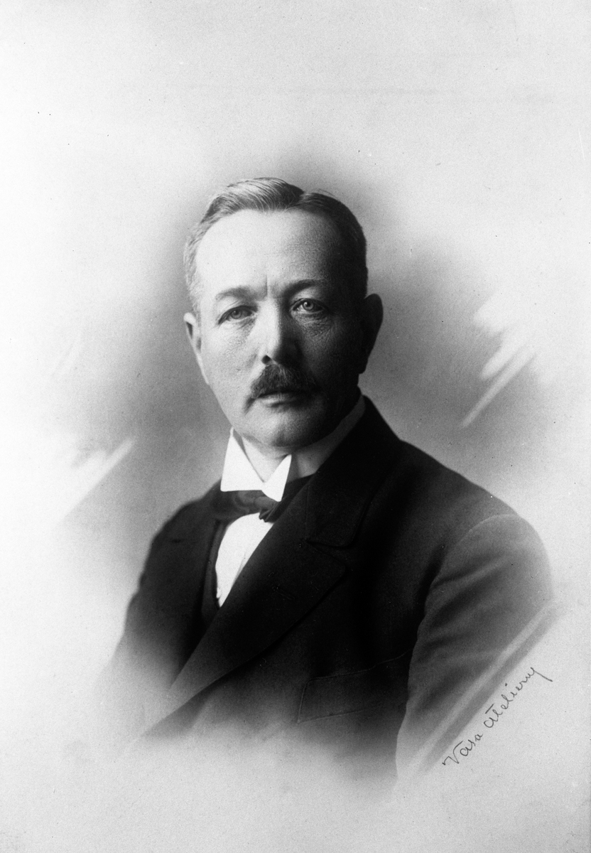 Herman Hjorton (1869-1923) föddes i Kvillinge, Östergötland. Han studerade medicin i Uppsala och blev legitimerad läkare 1903 och öppnade samma år en praktik i Huskvarna. Dr Hjortons pulver var först och främst var mot värk. Ett pulver som piggade upp och gav nya krafter vid arbetsplatsen i början av 1910-talet. Det kallades för Dr. Hjortons pulver och såldes receptfritt på apotek.