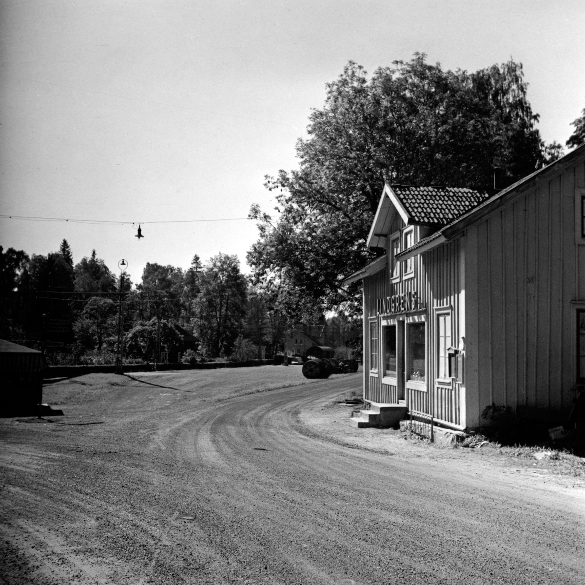 Lindgrens speceri- och diversehandel vid bommarna i Tenhult. Det revs år 1947.