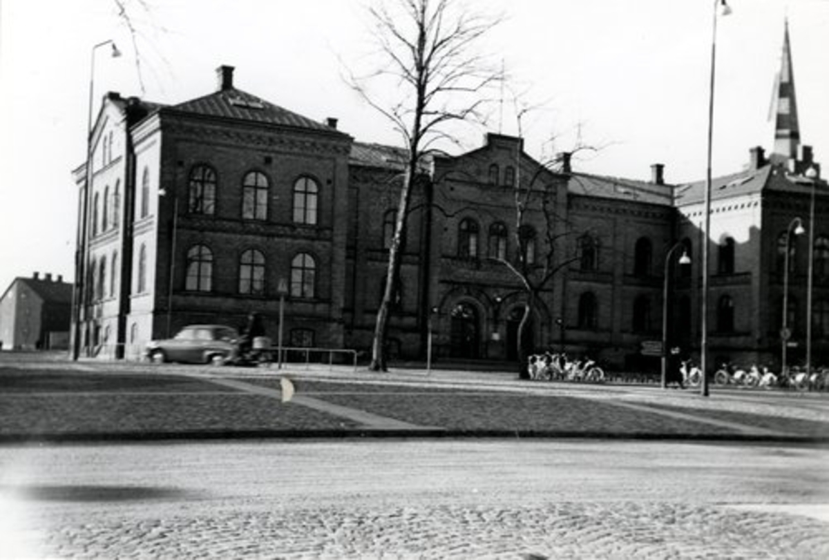 Halmstad, Storgatan.
Dåvarande kv Magistern 1.
Gamla läroverket, (lokaler för yrkesskolan, Handelsgymnasiet och Handelsskolan).