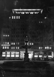 Folketeaterbygningen, biler, fontene, natt