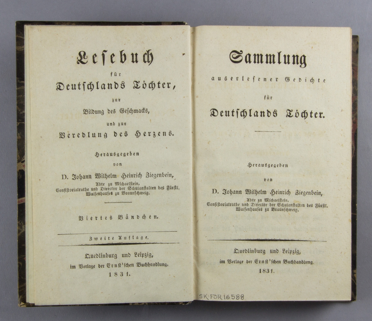 Bok: "Lesebuch für Deutschlands Tochter... " skriven av Johann Wilhelm Heinrich Ziegenbein och tryckt hos Verlag der Ernst'schen Buchhandlung i Quedlinburg och Leipzig 1831. 

Bandet med svart guldornerad rygg och orange titeletikett. Pärmen klädd i marmorerat svart, vitt och rosa papper.