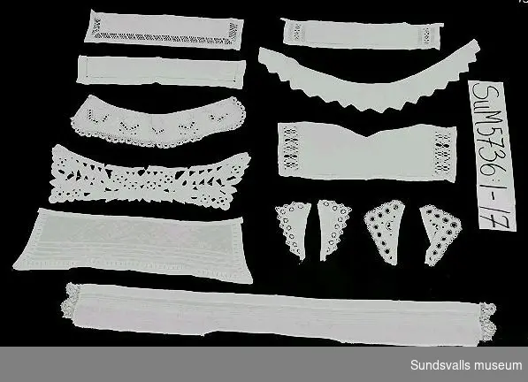 SuM 5736:1-17 sjutton stycken vita kragar i linne, bomull, siden och syntetmaterial dekorerade med spetsar och olika broderitekniker.