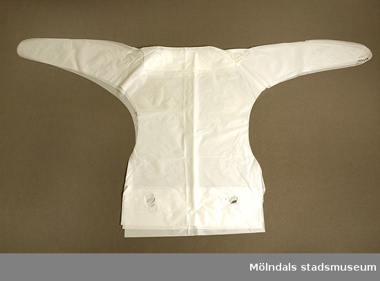 Tre (3) vita plastsnibbar som användes för att fästa småbarnsblöjor på barn. En utav snibbarna innehåller en blöja från blöjförpackning MM04256. Brukades troligen av Kerstin Olofsson till hennes barn på 1970-talet.