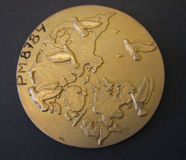 Medalj i förgylld metall, rund. Åtsidan visar ett posthornmed
ett blad tvärs genom hornets slinga. Runt om står text enligtMRK. På
frånsidan syns Danmarks karta samt fem fåglar.