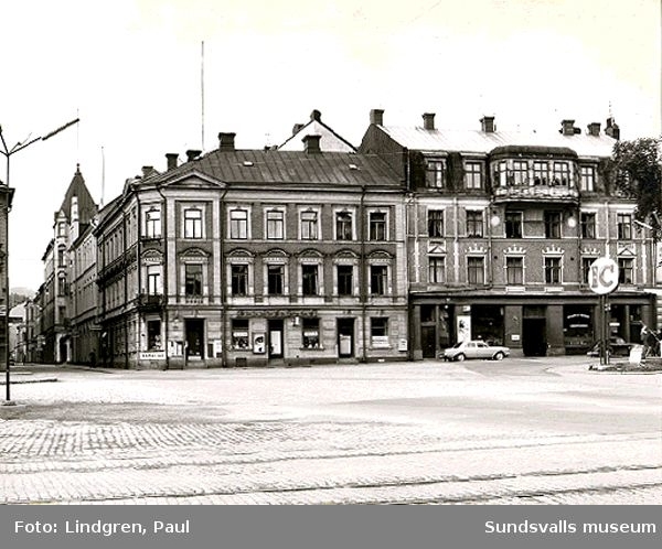 Sjögatan 7. I fastigheten  Minerva (1-3) har Hildur Björklinds fotoateljé, Skeppsbrokällaren, Marcussons café och Petrus Olssons speceriaffär funnits. Inköpscentralens (IC) bensinstation skymtar till höger.