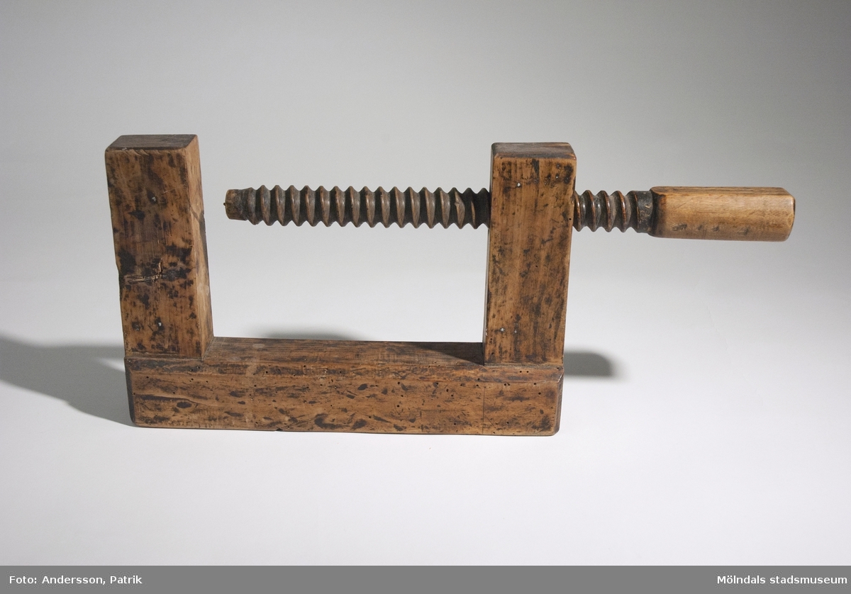 Skruvtving tillverkad helt av björk.Ingår i samling av snickarverktyg som tillhört Erik Albert Eriksson (1886-1974), Holmen, Lindome.