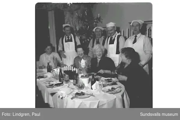 Kvinnor har blivit serverad mat av deras män. "Frufridagen" var ett inslag av radioprogrammet Karusellen 1954.
Tanken var att alla husmödrar skulle få ledigt en hel dag och deras män skulle sköta hushållet och barnen.