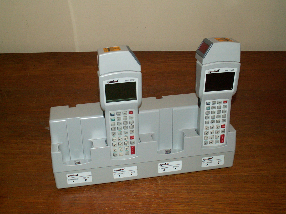 Apparaten användes för uppdatering av handskannrar gentemot
huvuddatorn. Den har ett uttag för el, ett för datorn och ett för
telefonlinje.