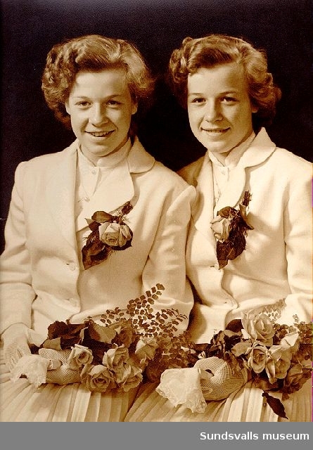 Porträtt med tvillingarna Rut-Marie och Anne-Marie Edbom. Konfirmation. Tre olika varianter på samma motiv.