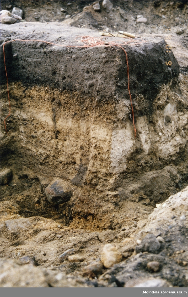 Arkeologisk utgrävning i Balltorp innan industribyggen. Utförd av arkeolog Bengt Nordkvist 1987.