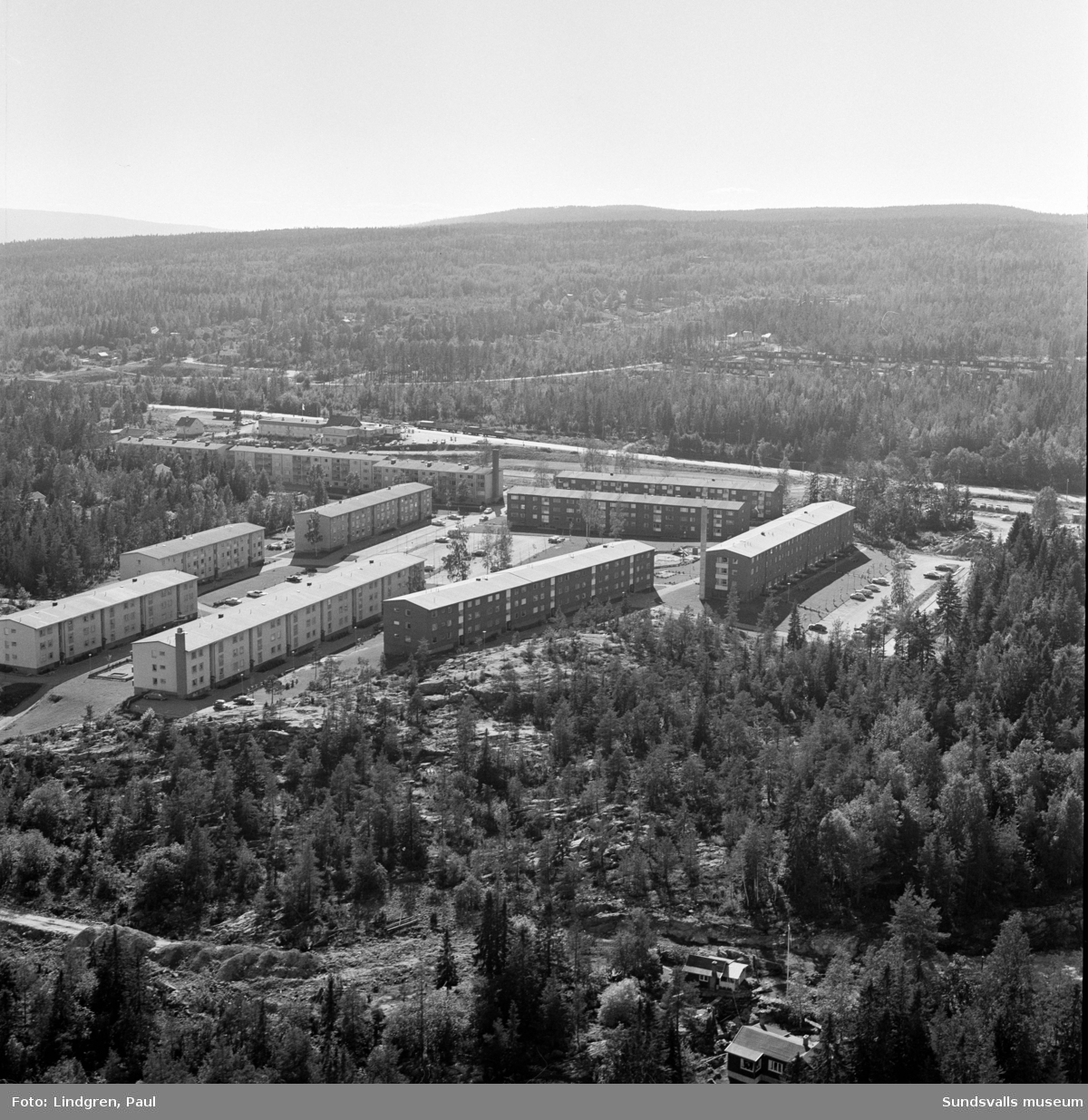 Flerbostadshus i kv Kemisten vid Appelbergsvägen, Tallvägen och Strandvägen i Bredsand, 1970. Lamellhusområdet med hyresbostäder vid Appelbergsvägen uppfördes av AB Njurundahem under 1960-talet.