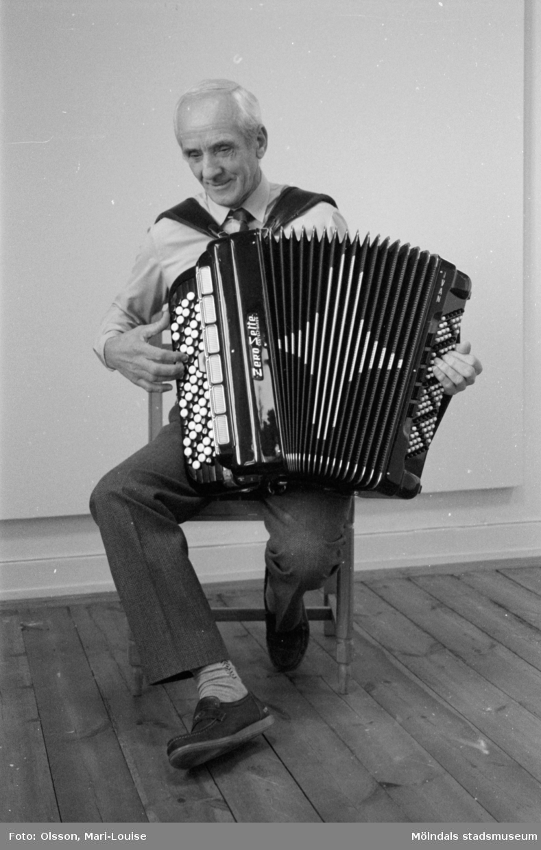 Ivan Svensson, ordförande i Mölndals dragspelsklubb, spelandes dragspel. Mölndals kvarnby 1990.