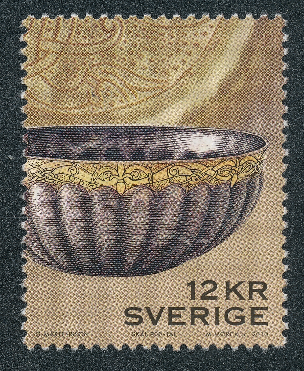 Frimärke: Skål, 900-tal, i silver från Lilla Valla i Rute socken på Gotland. Skålens kant och botten har dekorerats med guld och en elegant graverad slinga.