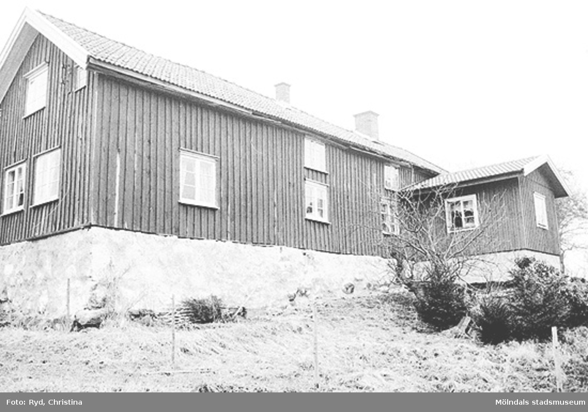 Gårdsbilder samt vägar, stenmurar och dylikt från Ranntorp 2:2, Lindome. Bilden är tagen 1991.