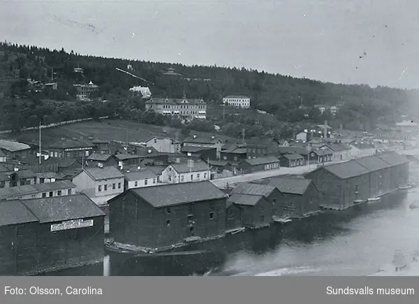 Saltmagasin och fiskebodar i kanten av Selångersån. Uppe i backen syns lasarettet från 1875 med Villa Berghem till höger.