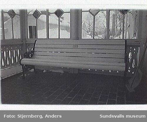 Äldre parksoffor från Bolinders i Stockholm, somstår på herrgårdsbyggnadens inglasade veranda.