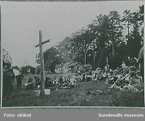 Repro av fotografi ur Sundsvalls Baptistförsamlings (Elimkyrkans) arkiv. Ungdommar ur Sundsvalls Baptistförsamling.