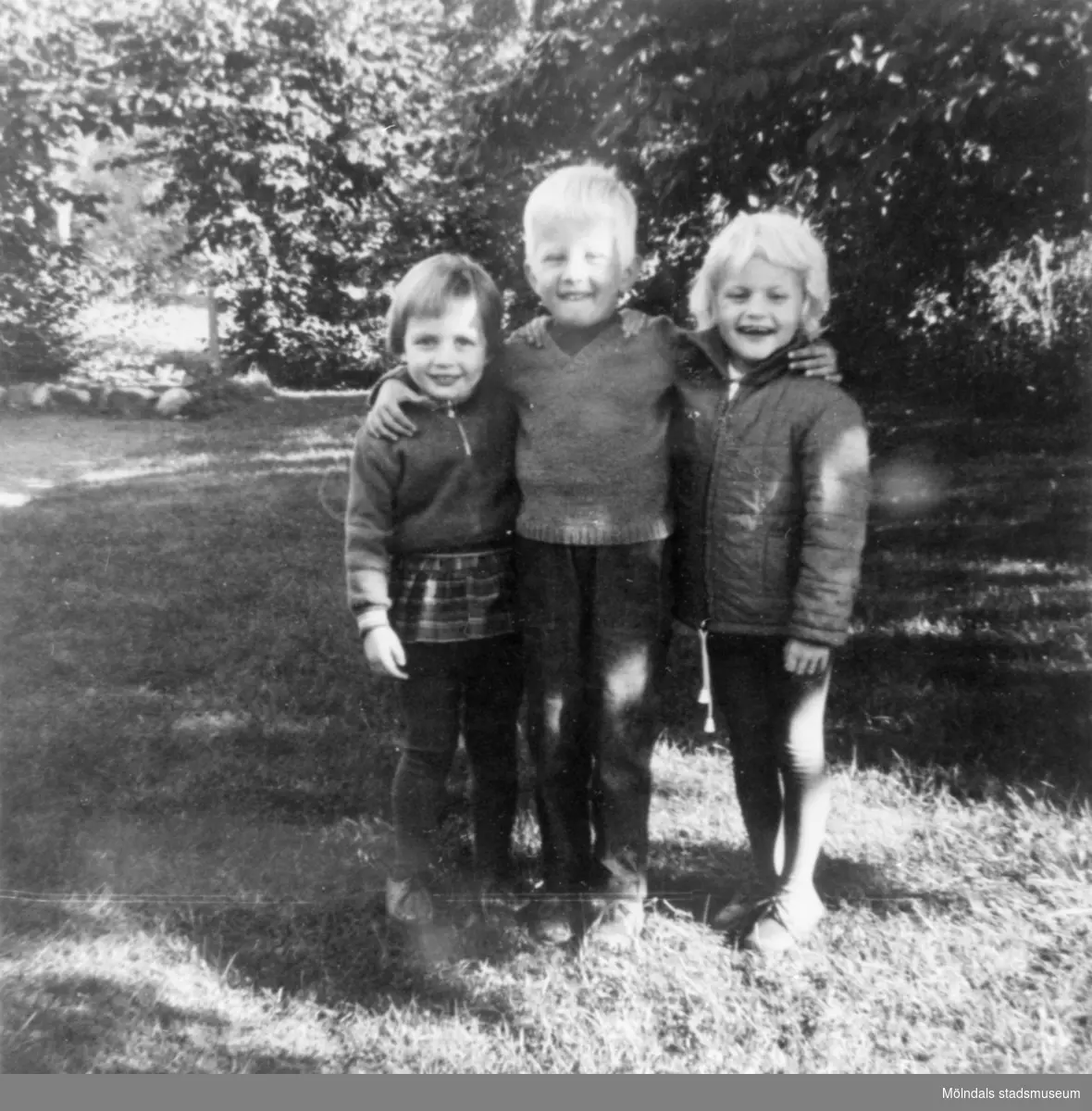 De tre barnen Carina, Jari och Agneta i trädgården på Brunnsgatan, 1965 ...