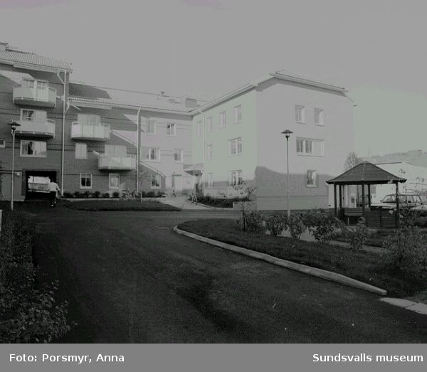 Flerbostadshus, gårdssidan, kv. Fiskalen 5 - 7, Bergsgatan 22 - 26. AB Sundsvallsbyggens hyreshus stod inflytningsklart 1991, arkitekt TN Arkitekter (Per Lindmark).