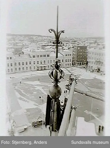 Bild 05 Vy över delvis gamla (1960-tal) vindskupor som kompleterats med nya mot  Centralgatan.Bild 07-09 Stora tornets punchverandamed bord och väggfasta bänkar, enkelt bågade fönster och pärlspont.
