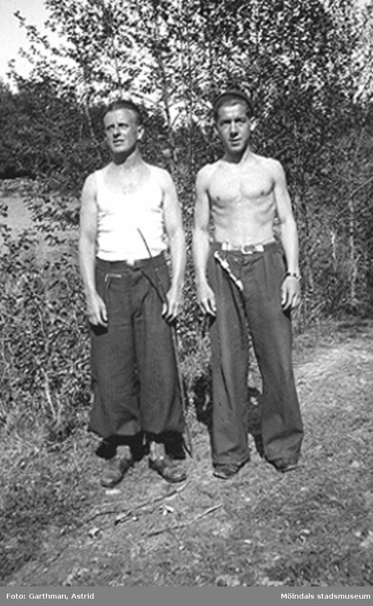 Sommardag i Fjärås Bräcka, 1940-tal. Till vänster Helmer Garthman och Gösta Gunnarsson.