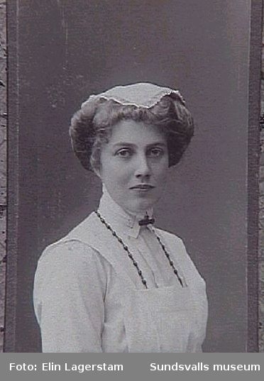 Inger Gullbrandsen.(Inger Alexandra Gullbrandsen, f 12/5 1892, dotter till disponenten Per Gullbransen och Elisabeth Pedersen, gift med ErikGunnar Wärn,  jägmästare hos Trävarubolaget Svartvik.