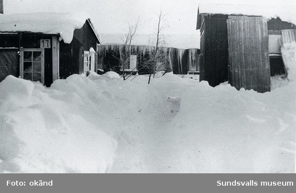 "Vinteren 1944-45 var kald og snörik. Snö ble skuffet av takene i frykt for takbrekk." (Einar Lian, Trondheim, februari 1989)Matsalen i bakgrunden.