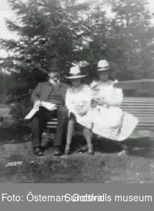 Agda och Anna döttrar till Gottfrid Östeman, tobakshandlare, på sommarstället.Mannen på soffan kan var Frans Jeansson.